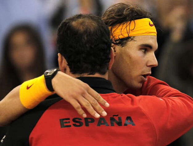 Rafa Nadal arrasa al argentino Juan M&oacute;naco y adelanta a Espa&ntilde;a en la final de la Copa Davis.

Foto: EFE