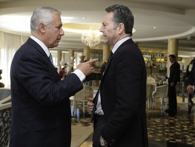 Javier Arenas conversa con Jos&eacute; Joly.

Foto: Fran Leonardo y Rafa Gonzalez