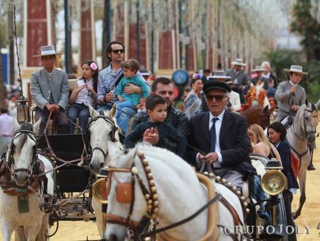 Los coches de caballo arrasaron por el Paseo de las Palmeras y llevaron a multitud de curiosos, que pudieron ver la Feria desde un punto distinto.

Foto: Jose Contreras