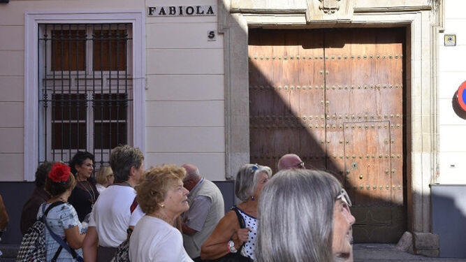 Turistas a las puertas de la Casa Fabiola.