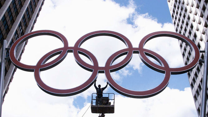 Aros olímpicos entre dos edificios.