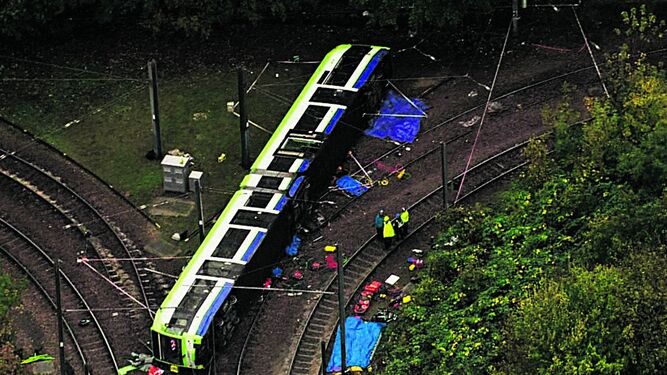 Cinco muertos  al descarrilar un tranvía al sur de Londres