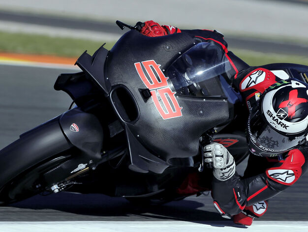 Las im&aacute;genes de Lorenzo con su nueva Ducati