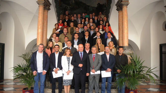 Antonio Ruiz, en el centro, junto a los alcaldes y representantes municipales que firmaron los convenios.