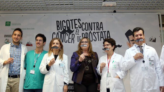 Representantes institucionales y médicos del Reina Sofía, ayer, en la presentación de la campaña de la iniciativa Movember.