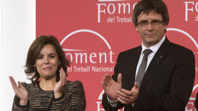 Sáenz de Santamaría y Puigdemont, durante la entrega de los premios Carles Ferret Salat.