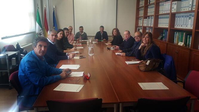 A la reunión de ayer asistieron representantes del PSOE, PP, IU y UCMI.