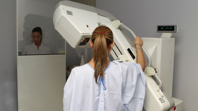 Una mujer, durante la realización de una mamografía.