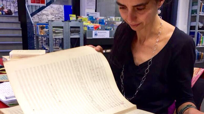 La pianista Isabel Puente con el manuscrito original de 'Noches de los jardines de España'.
