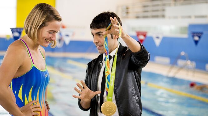 El Mago Pop sorprende a Mireia Belmonte con una de sus medallas.