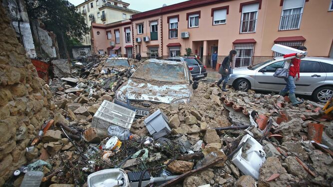 Un muro se desplomó ayer en la localidad gaditana de San Roque y destrozó varios vehículos.