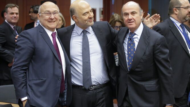 De Guindos con su homólogo francés, Michel Sapin, y el comisario de Asuntos Económicos, Piere Moscovici.