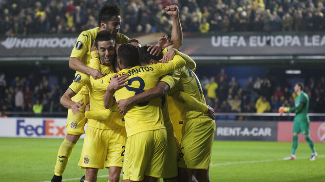 Los jugadores del Villarreal festejan el gol de Trigueros.