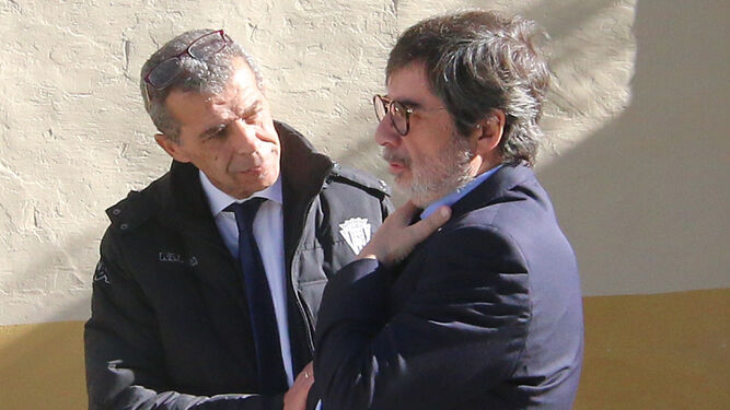 Carlos González dialoga con el consejero Andrés Delgado.