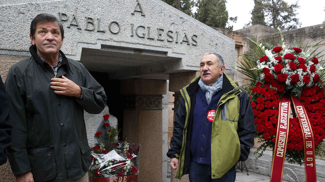 Fernández y el líder de UGT, Pepe Álvarez, ayer ante la tumba de Pablo Iglesias.