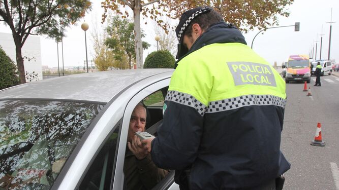 Un agente de la Policía Local realiza un control de alcoholemia.