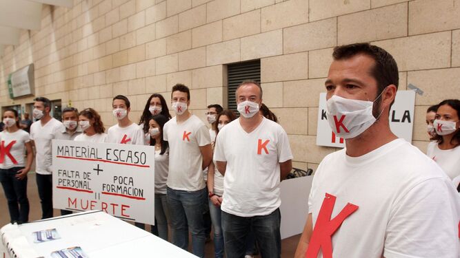 Protesta de afectados por 'klebsiella' en las dependencias del Hospital Reina Sofía.