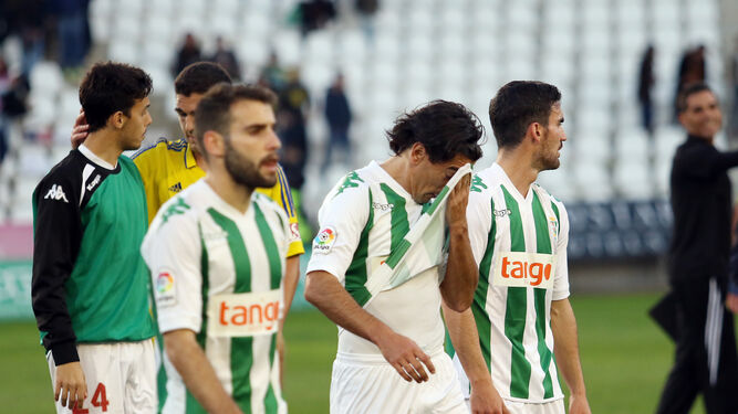 Antoñito, Pedro Ríos y Alfaro se retiran abatidos tras el choque ante el Cádiz, con Borja Domínguez al fondo hablando con Garrido.