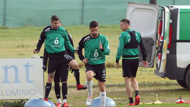 Domingo Cisma realiza un ejercicio durante una sesión de entrenamiento junto a Luso, Markovic y Rodas.