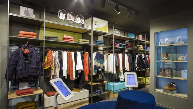 Zona de la tienda con etiquetas digitales con información de las prendas.