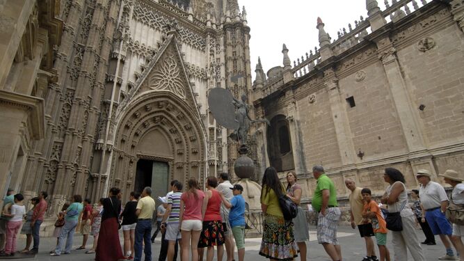 Turistas en uno de los accesos a la Catedral de Sevilla.