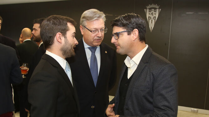 Alejandro González dialoga con Pedro García y Juan José Primo Jurado.