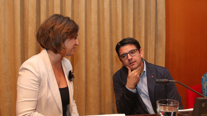 La alcaldesa, Isabel Ambrosio, y el primer teniente de alcalde, Pedro García, durante el Debate del Estado de la Ciudad.