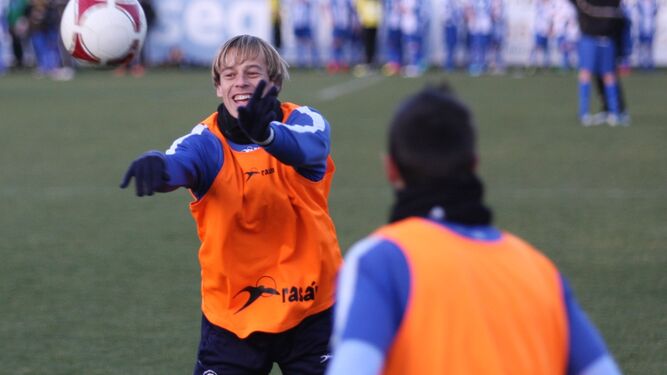 Javi Lara lanza un balón durante un entrenamiento con el Tenerife de la pasada temporada.