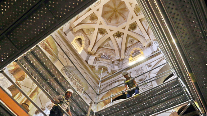Andamios instalados para la realización del estudio previo a la restauración del mihrab y la maqsura.