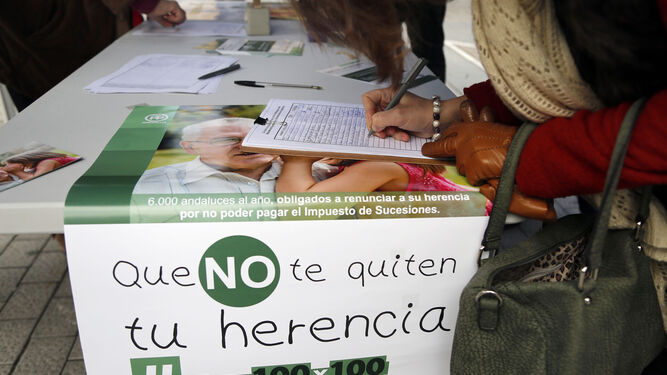 Cartel de una campaña del PP para instar a la Junta de Andalucía a reducir el impuesto de sucesiones.