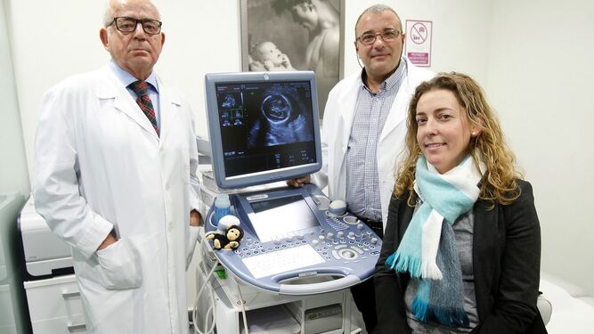 La gerente del Centro de Ginecología y Diagnóstico Prenatal, Pilar Chacón, junto a  los doctores Lorenzo Chacón y José Barrera.