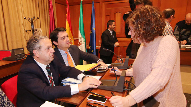 La teniente de alcalde de Hacienda, Alba Doblas, habla con los ediles del PP José María Bellido y Salvador Fuentes.