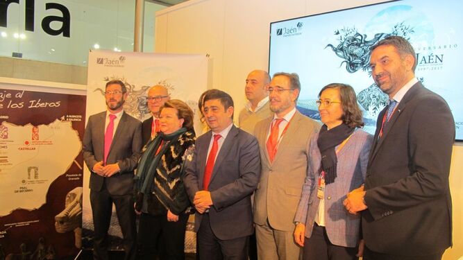 Autoridades presentes en la inauguración del 'stand' de Jaén en FITUR 2017.