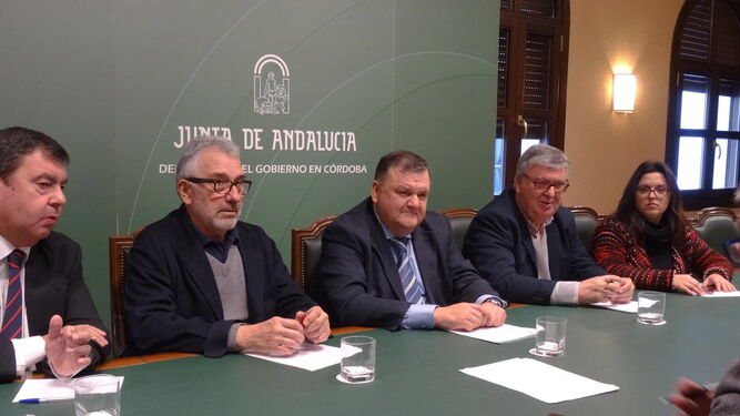 Joaquín García, Ignacio Fernández de Mesa, Francisco Zurera, Miguel Cobos y Carmen Quintero, ayer en la Delegación del Gobierno de la Junta.