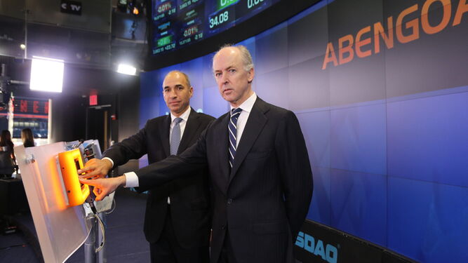 Manuel Sánchez Ortega y Felipe Benjumea posan en la bolsa de Nueva York en el debut de Abengoa en Wall Street en octubre de 2013.