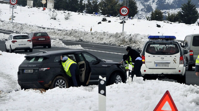 La Guardia Civil ayuda a un vehículo en la localidad albaceteña de Almansa.