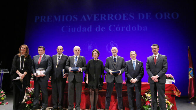Foto de familia de todos los premiados con las autoridades.