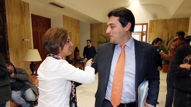 La alcaldesa, Isabel Ambrosio, y el portavoz del PP, José María Bellido, en el Ayuntamiento.