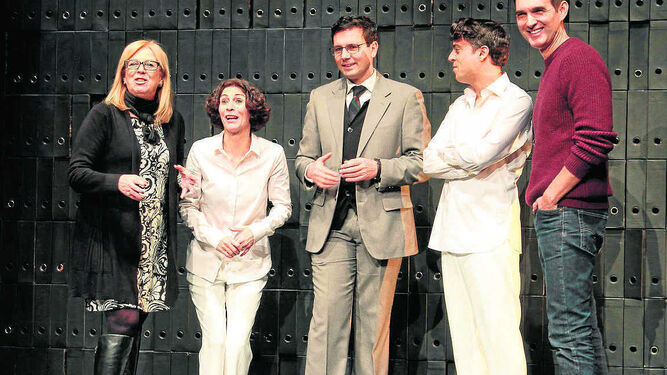El alcalde y la concejala de Cultura de Granada, con los actores de Histrión Teatro.