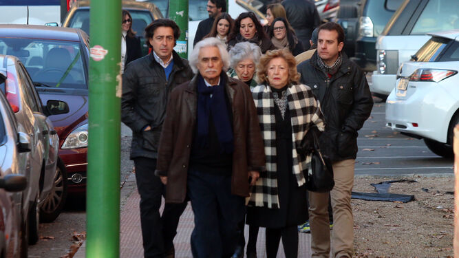 Rafael Gómez, a su llegada a los juzgados, rodeado de su familia.
