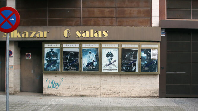 El tiempo detenido en las carteleras del cine Alcázar