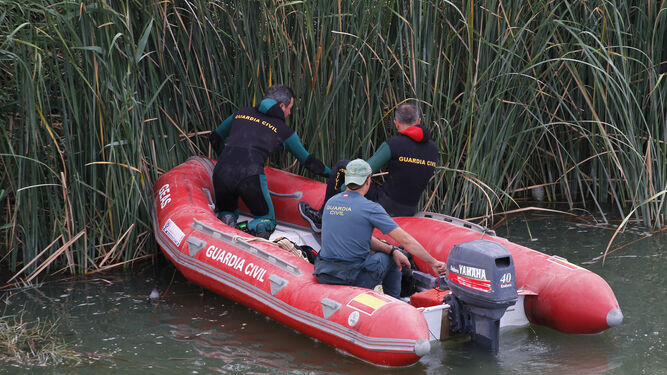 La Policía busca el cuerpo en las márgenes del río.