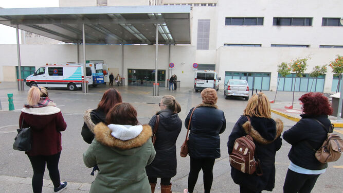 Un grupo de mujeres espera en la puerta de las Urgencias del Hospital Reina Sofía.