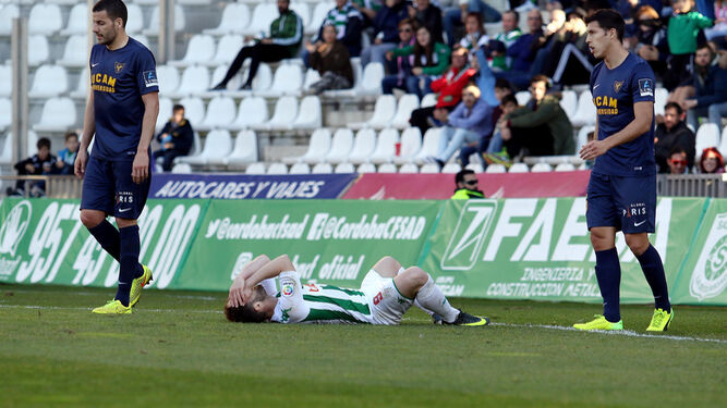 Rodri se lamenta tras una ocasión fallada en el choque ante el UCAM Murcia, en presencia de Fran Pérez y Albizua.