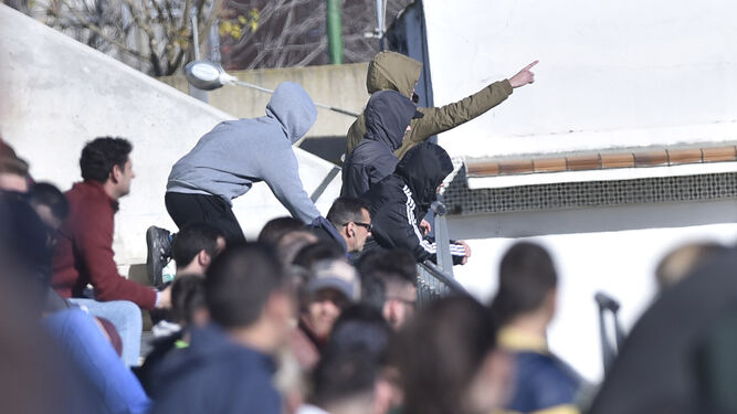 Un grupo de hinchas béticos muestra su apoyo a Zozulya en el entrenamiento de ayer en la ciudad deportiva.