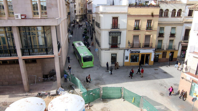 Un autobús accede por Alfaros a la calle Alfonso XIII.