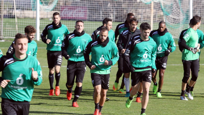 Los jugadores del Córdoba realizan carrera continua durante un entrenamiento en la Ciudad Deportiva.