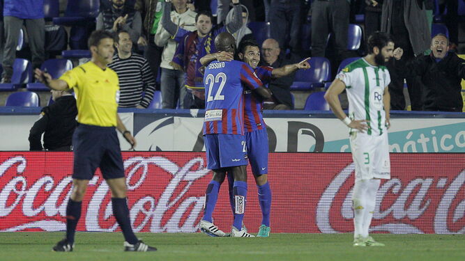 Barral y Sissoko celebran el gol del Levante ante el CCF en la 14-15.