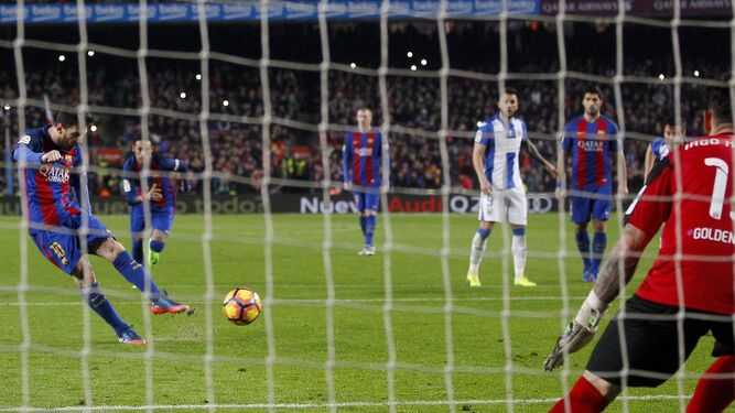 Messi ejecuta el penalti ante el Leganés