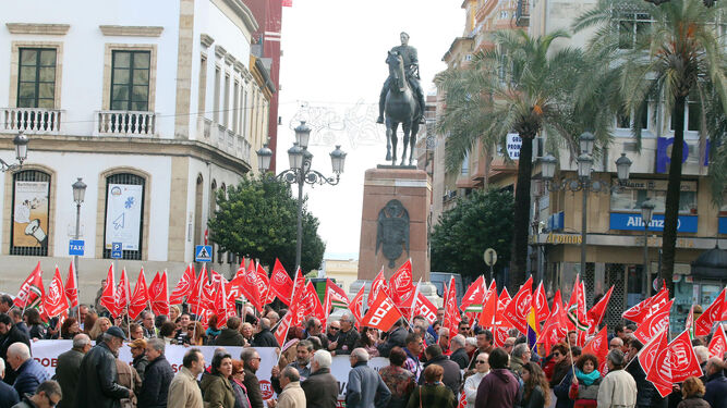 Representantes de los trabajadores, concentrados en la plaza de Las Tendillas.